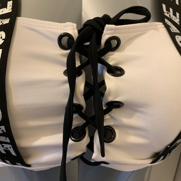 Bikini - Picture 3 of 8